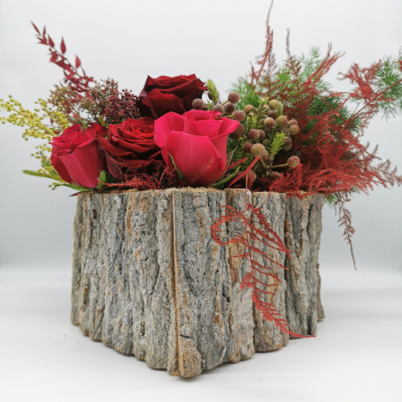 écrin de roses ardentes en écorce naturelle