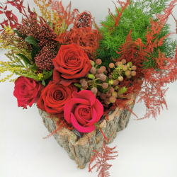 écrin de roses ardentes en écorce naturelle