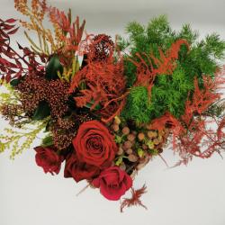 écrin de roses ardentes en écorce naturelle