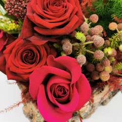 écrin de roses ardentes en écorce naturelle