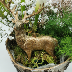 Forêt d’hiver au cerf doré